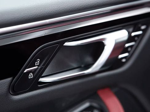Certified 2026 Porsche Macan AWD/4WD image 25