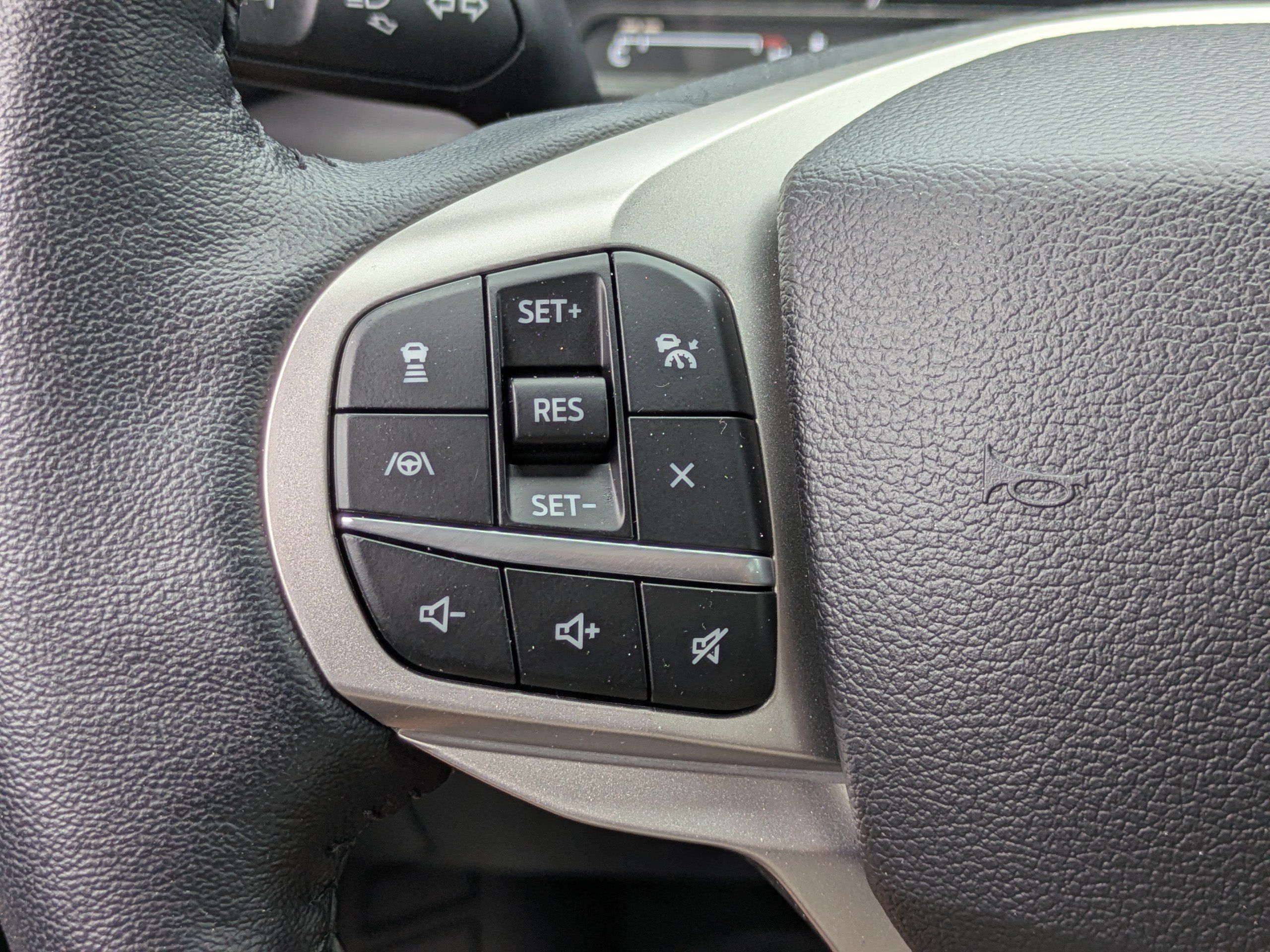 Used 2022 Ford Explorer Limited w/ Limited Technology Package RWD image 22