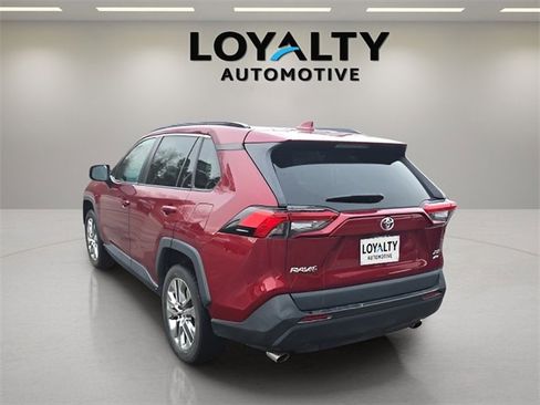 Used 2021 Toyota RAV4 XLE Premium image 3