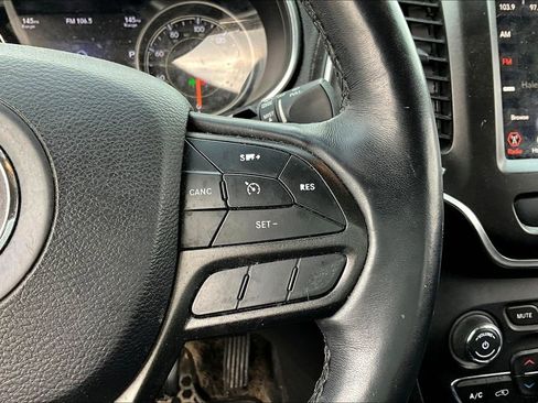 Used 2019 Jeep Cherokee Trailhawk w/ Cold Weather Group AWD/4WD image 11