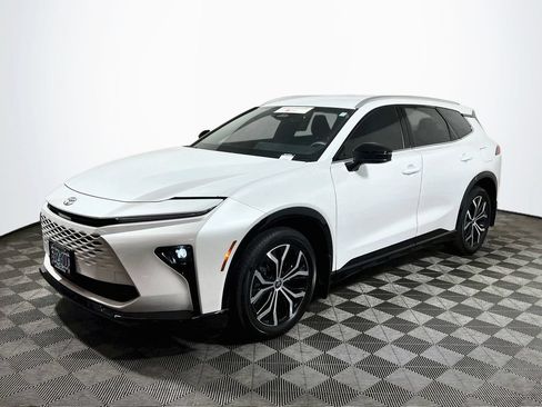 Certified 2025 Toyota Crown Signia AWD/4WD image 3