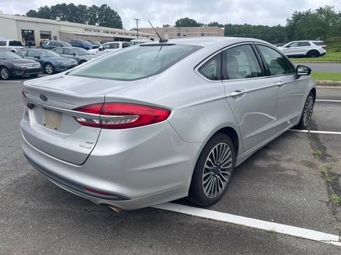 Used 2017 Ford Fusion SE w/ Fusion SE Technology Package FWD image 4