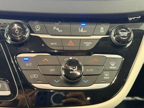 Used 2023 Chrysler Pacifica Touring-L FWD image 35