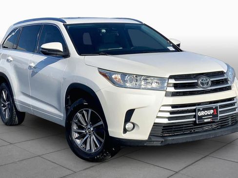 Used 2018 Toyota Highlander XLE w/ Carpet Mat Package (TMS) AWD/4WD image 3
