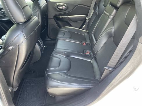 Used 2019 Jeep Cherokee Latitude Plus AWD/4WD image 12