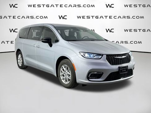 Used 2024 Chrysler Pacifica Touring-L FWD image 43