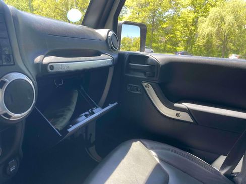 Used 2015 Jeep Wrangler Unlimited Sahara w/ Connectivity Group AWD/4WD image 31
