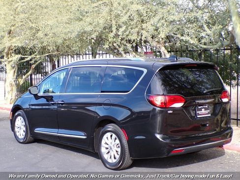 Used 2018 Chrysler Pacifica Touring-L image 7