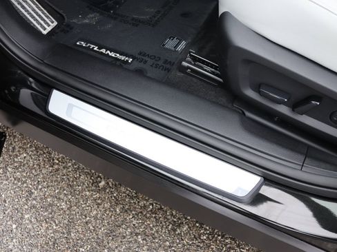 Used 2025 Mitsubishi Outlander AWD image 27