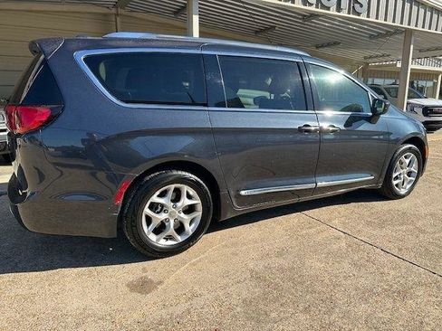 Used 2020 Chrysler Pacifica Touring-L w/ Tire & Wheel Group FWD image 3