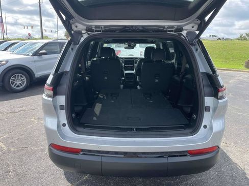 Used 2024 Jeep Grand Cherokee L Altitude RWD image 10