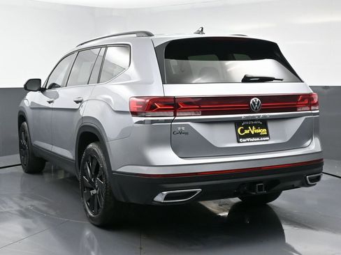 Used 2024 Volkswagen Atlas SE w/ Black Wheel Package image 7