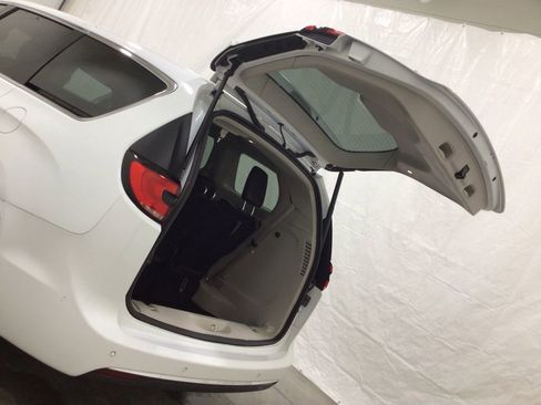 Used 2023 Chrysler Pacifica Touring-L FWD image 27
