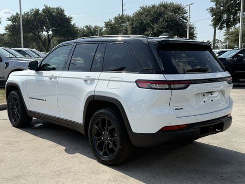 Used 2025 Jeep Grand Cherokee Limited w/ Trailer Tow Package AWD/4WD image 7