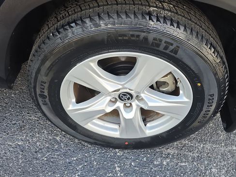 Used 2023 Toyota Highlander LE image 9