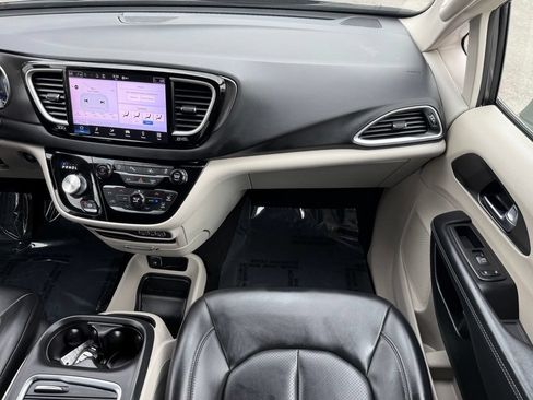 Used 2023 Chrysler Pacifica Touring-L FWD image 28