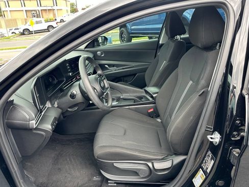 Used 2025 Hyundai Elantra SE FWD image 11