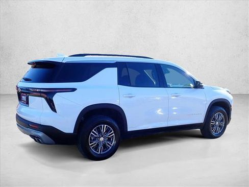 Used 2025 Chevrolet Traverse LT image 4