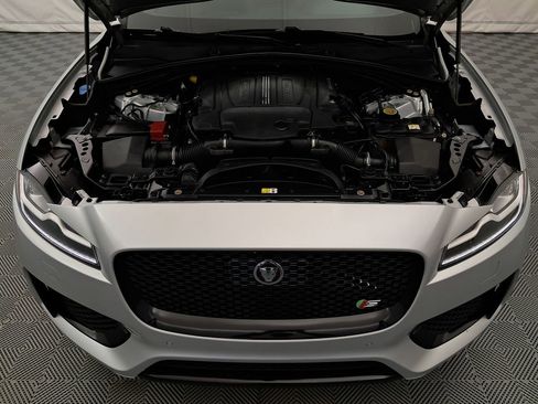 Used 2019 Jaguar F-PACE S image 40