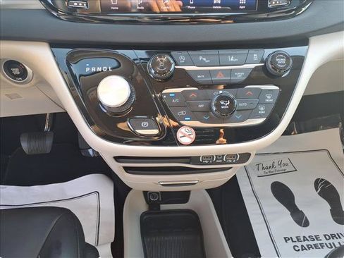 Used 2024 Chrysler Pacifica Touring-L FWD image 28