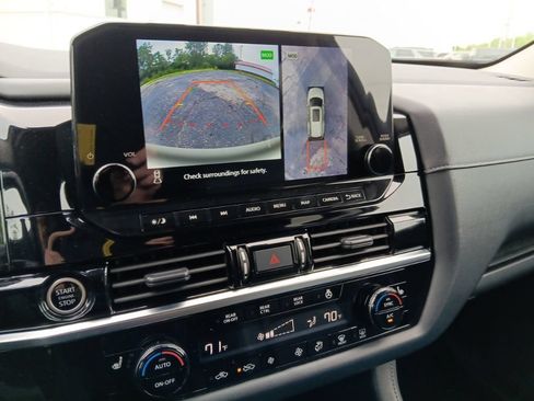 Used 2023 Nissan Pathfinder SL AWD/4WD image 23