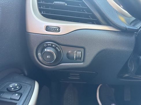 Used 2018 Jeep Cherokee Latitude w/ Altitude Package FWD image 23