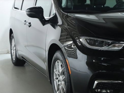 Used 2024 Chrysler Pacifica Touring-L image 9