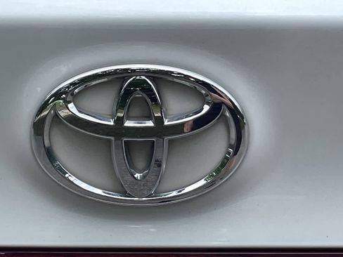 Used 2019 Toyota Avalon Touring FWD image 40