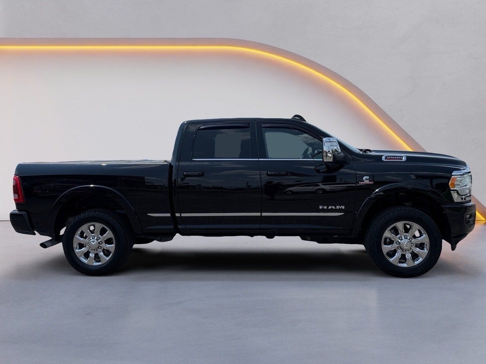 Used 2023 RAM 2500 Limited AWD/4WD image 2