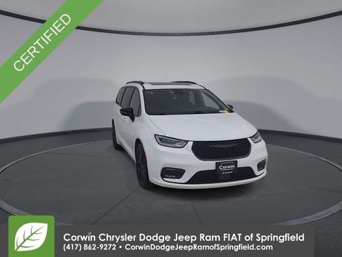 Certified 2025 Chrysler Pacifica Limited image 4