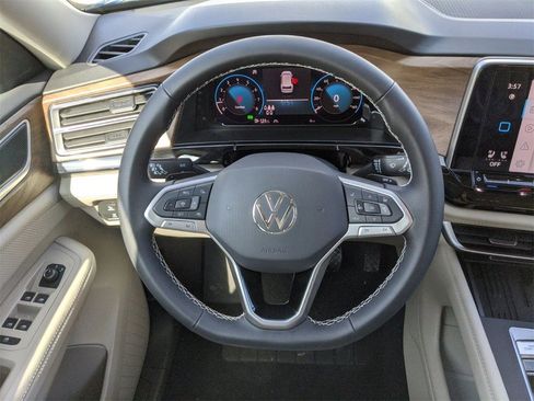 Used 2025 Volkswagen Atlas SE image 21