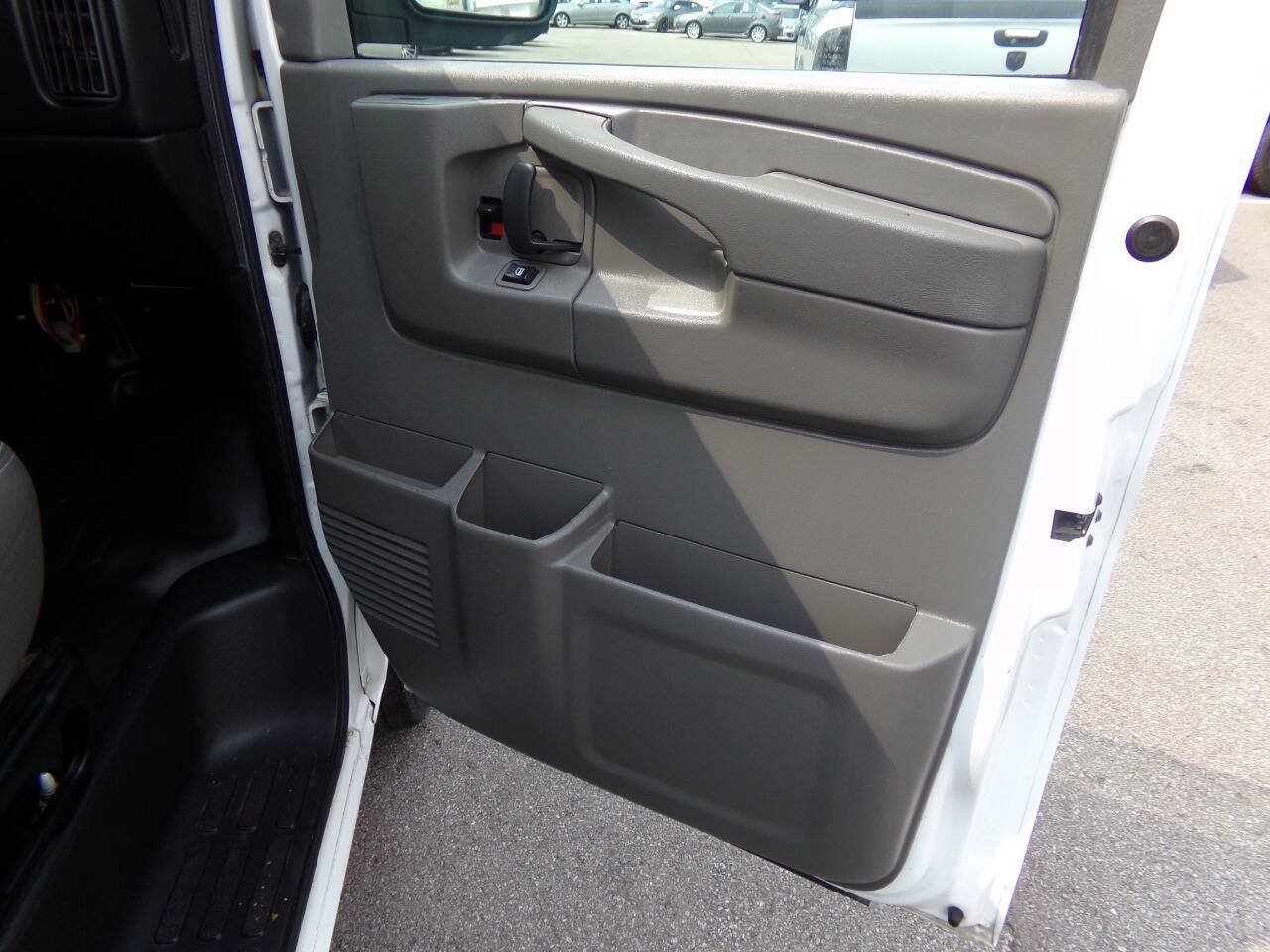 Used 2015 Chevrolet Express 2500 RWD image 23