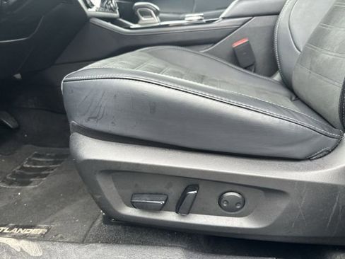 Used 2025 Mitsubishi Outlander AWD image 16