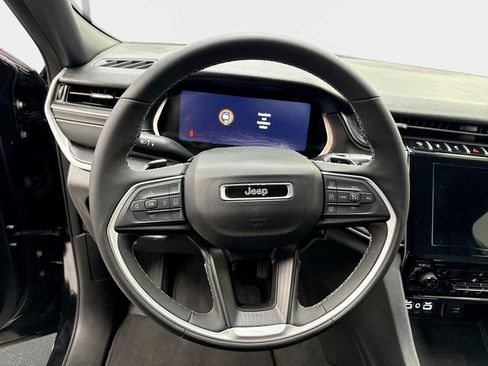 Used 2024 Jeep Grand Cherokee Altitude image 11