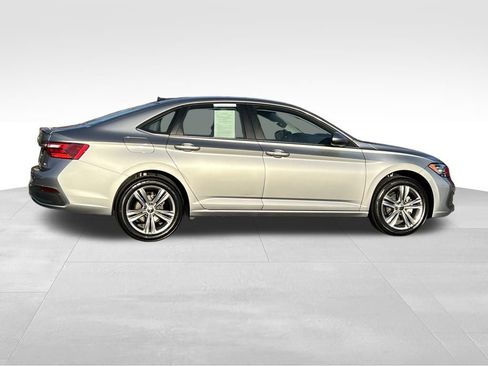 Used 2024 Volkswagen Jetta SE image 3