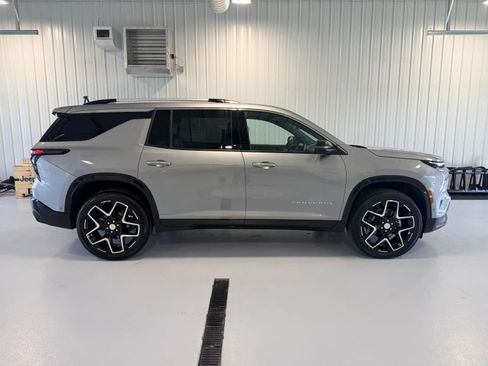 Used 2025 Chevrolet Traverse High Country w/ LPO, Cargo Package AWD/4WD image 2