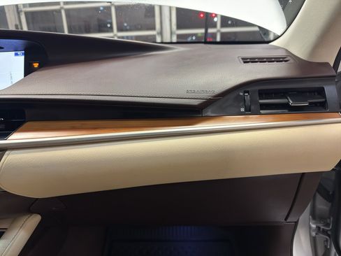 Used 2016 Lexus ES 300h image 23