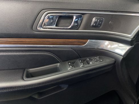 Used 2017 Ford Explorer Limited image 12