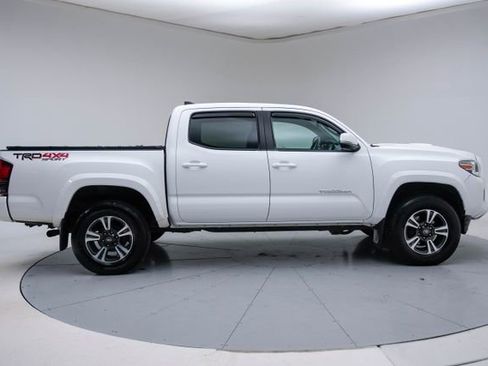 Used 2018 Toyota Tacoma TRD Sport AWD/4WD image 6