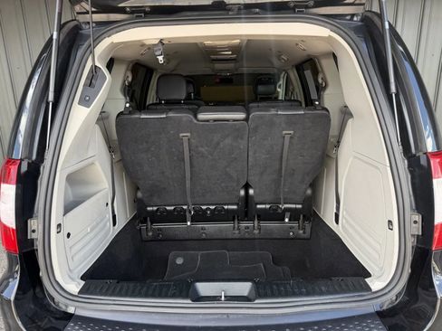 Used 2015 Chrysler Town & Country Touring FWD image 17