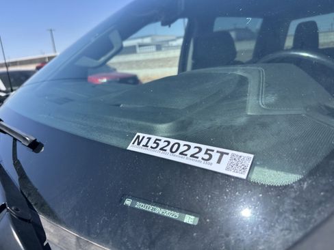 Used 2022 Chevrolet Silverado 1500 LT w/ Z71 Off-Road Package AWD/4WD image 16