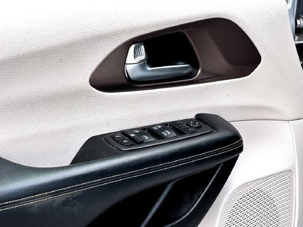 Used 2023 Chrysler Voyager LX FWD image 11