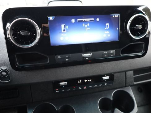 Used 2025 Mercedes-Benz Sprinter 2500 image 20