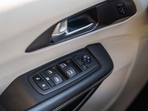 Used 2024 Chrysler Pacifica Touring-L image 39