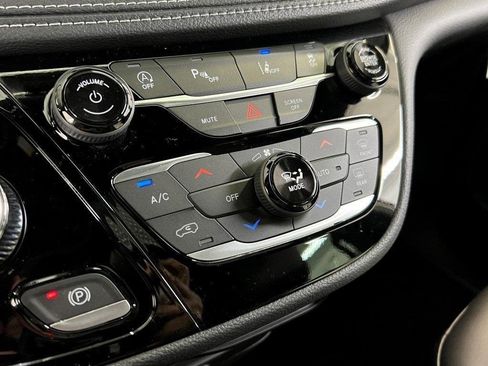 New 2026 Chrysler Pacifica Select image 36