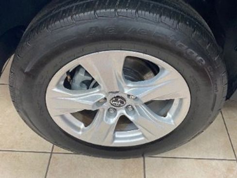 Used 2021 Toyota RAV4 XLE w/ Convenience Package FWD image 22
