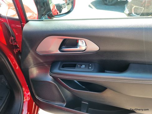 Used 2025 Chrysler Pacifica Select FWD image 44