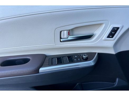 Certified 2023 Toyota Sienna Platinum image 11