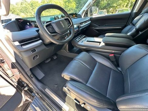 New 2025 Lincoln Navigator Reserve AWD/4WD image 17