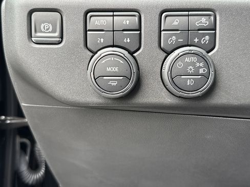Used 2025 Chevrolet Silverado 1500 LT Trail Boss w/ Convenience Package II AWD/4WD image 19